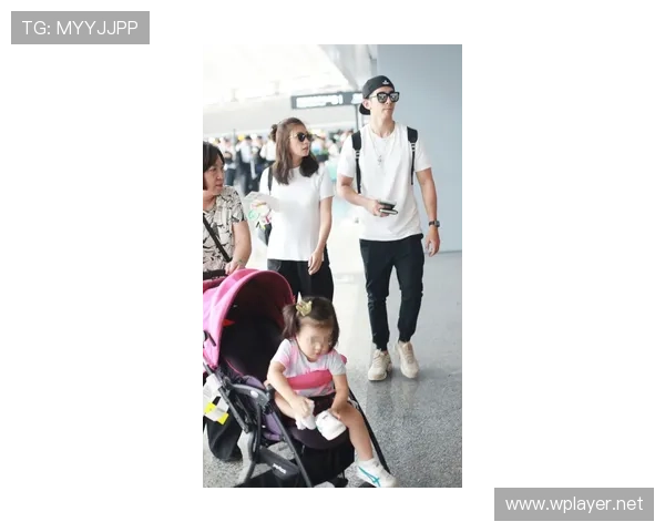 史梦瑶这家伙，机场里穿得跟去派对，行李箱都得怕挤瘪了吧？