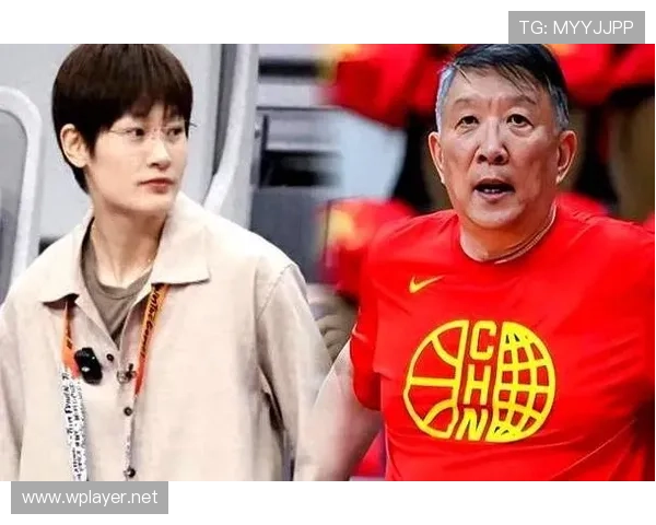 杨力维训练间隙竟然在教练鞋柜翻找零食，场上女神场下居然这么接地气？